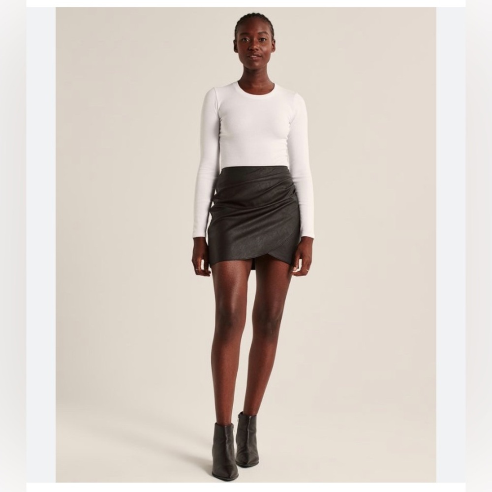 Abercrombie & Fitch Black Vegan Faux Leather Pleated Mini Skirt Size Small